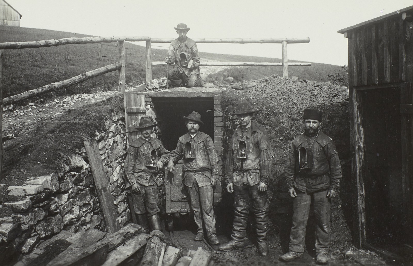 Bergleute mit Grubenlampen vor einem Stolleneingang (Freiberg um 1905) Fotograf: Arno Heinicke, Deutsche Fotothek