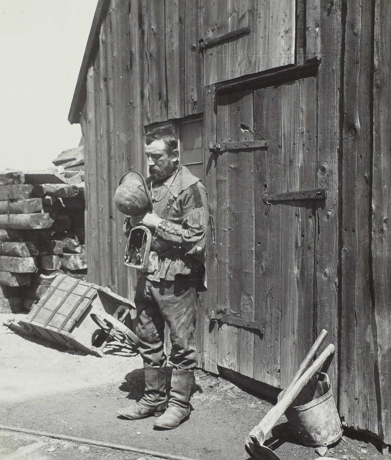 Betender Bergmann (Freiberg um 1905) Fotograf: Arno Heinicke, Deutsche Fotothek