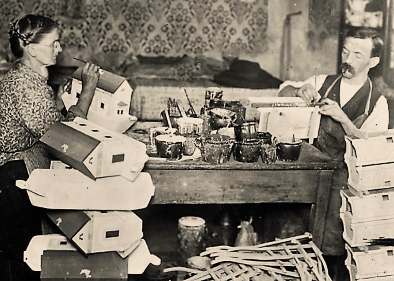 Spielwarenhersteller bei der Heimarbeit (um 1920) Fotograf: Arno Heinicke (vermutlich)