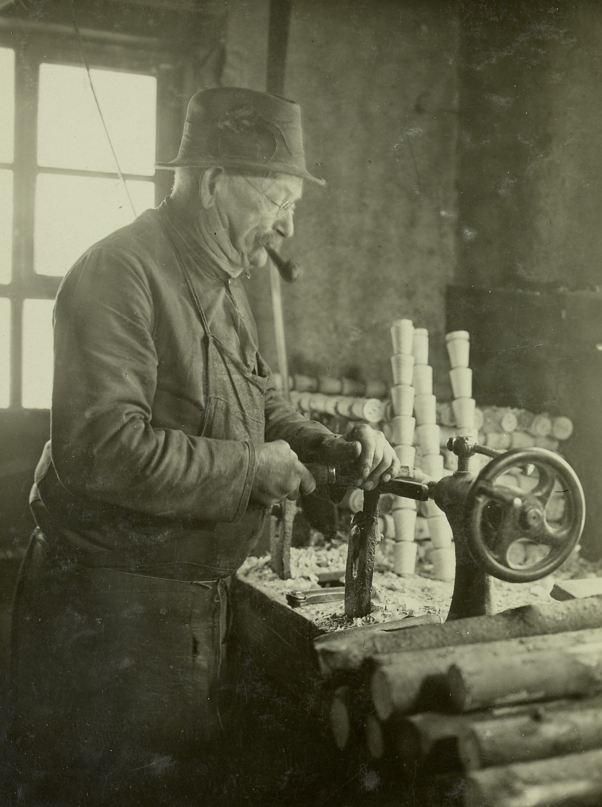 Drehbank in Stöpselfabrik Contor (Bermsgrün um 1920) Fotograf: Ewald Basel, Deutsche Fotothek