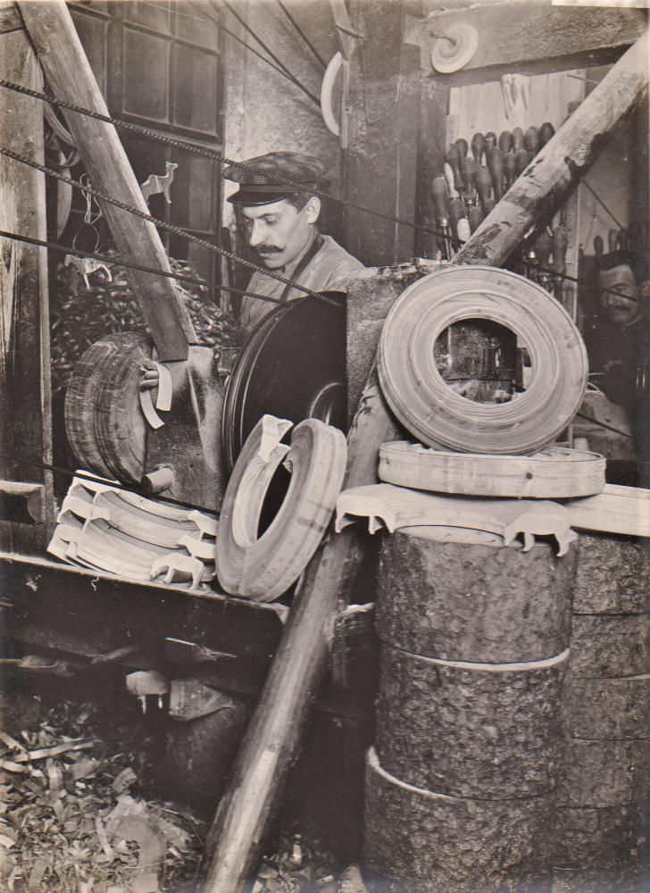 Reifendreher bei der Arbeit (um 1930) Fotograf: F.Kester