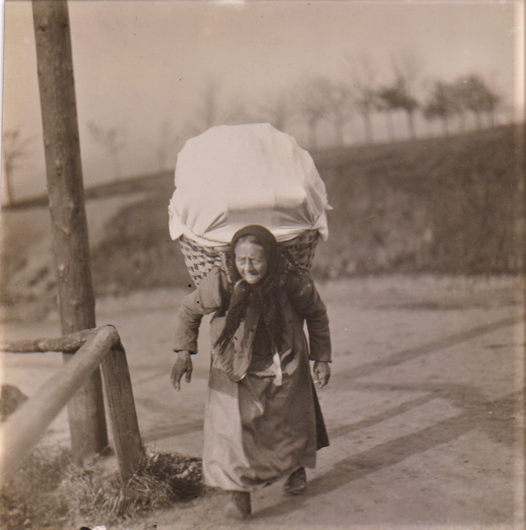 Wie die Spielwaren zum Abnehmer gebracht werden (Seiffen um 1930) Fotograf: F.Kester