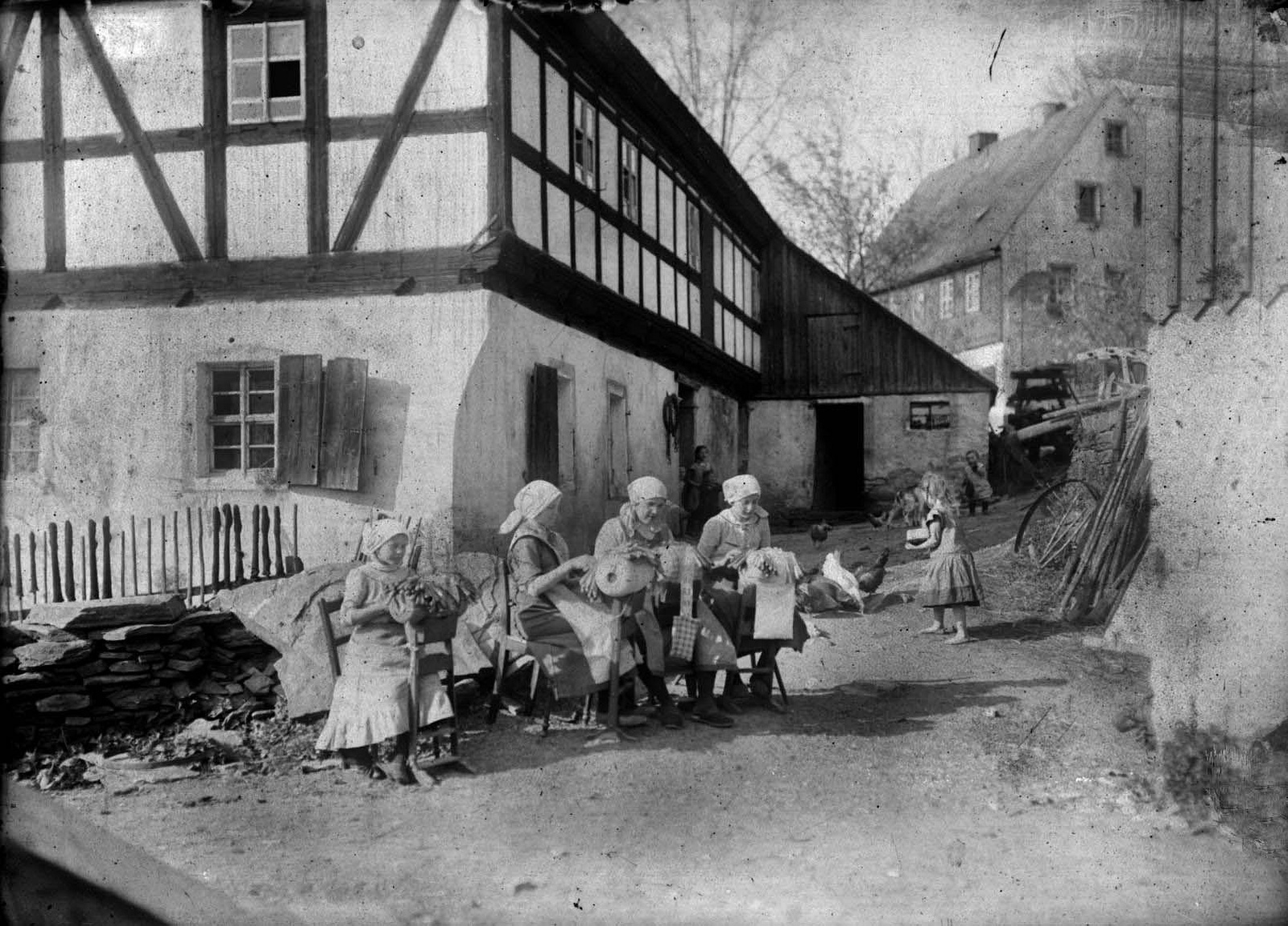 im Hof des Berg-Gutes (Steinbach 1920) Fotograf: Hermann Krauße, Deutsche Fotothek