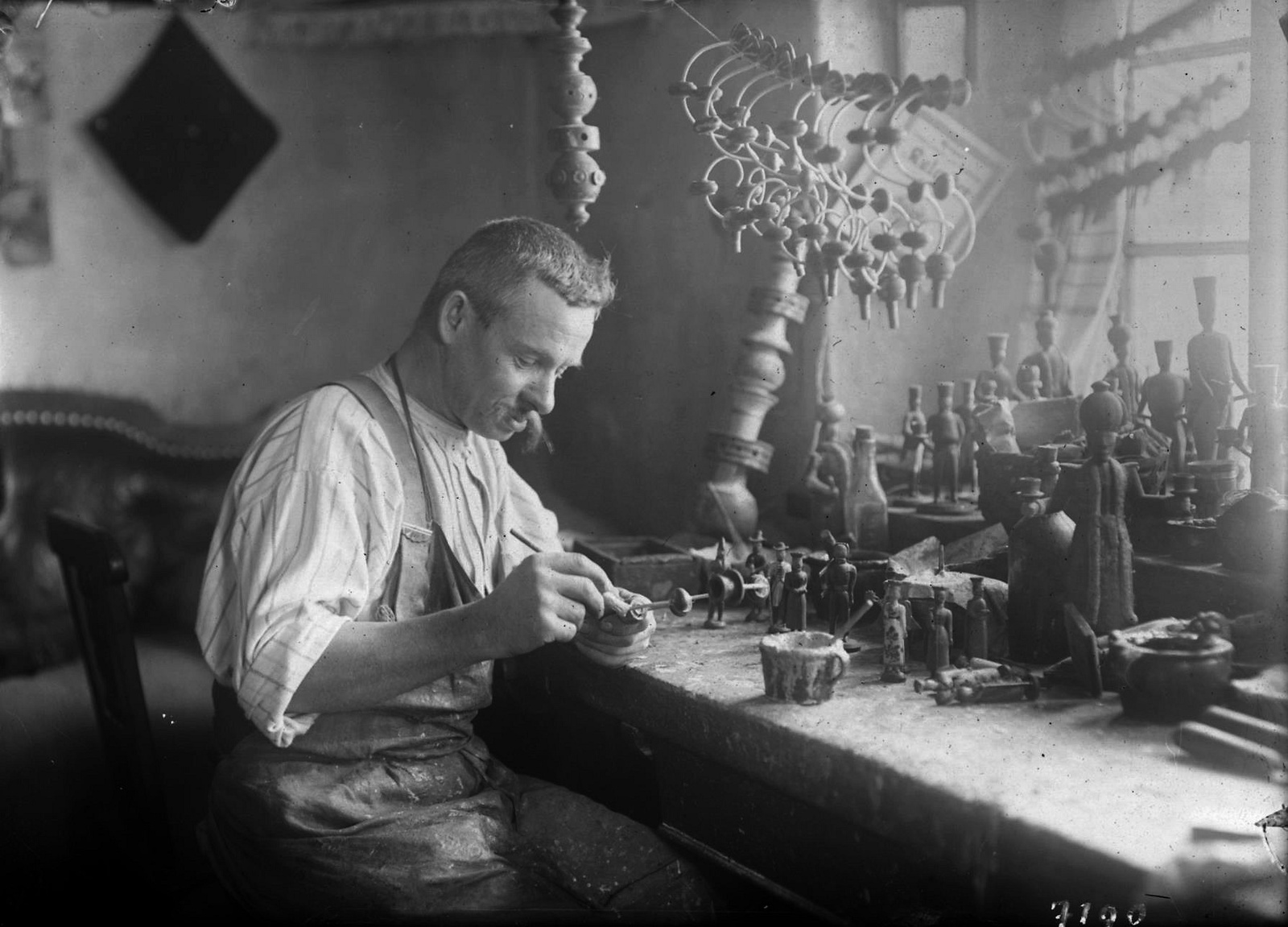 Der Arnsfelder Männelmacher Otto (vor 1915, Steinbach) Fotograf: Hermann Krauße, Deutsche Fotothek