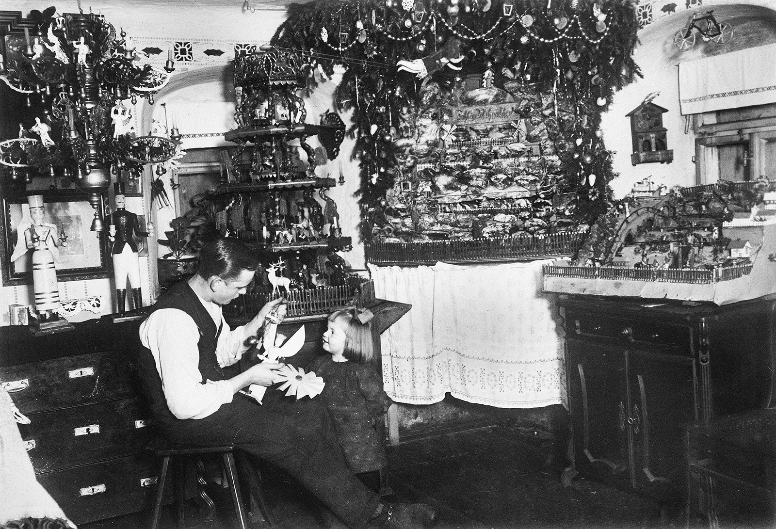 Weihnachten bei Familie Haase (Steinbach um 1930) Fotograf: Hermann Krauße, Deutsche Fotothek