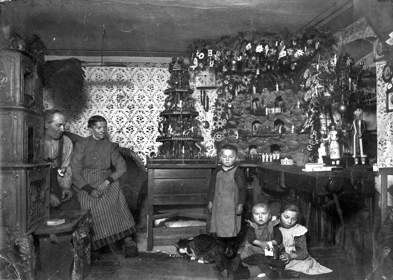 Familie in der Stube mit Wheinachtsberg (Steinbach um 1920) Fotograf: Hermann Krauße