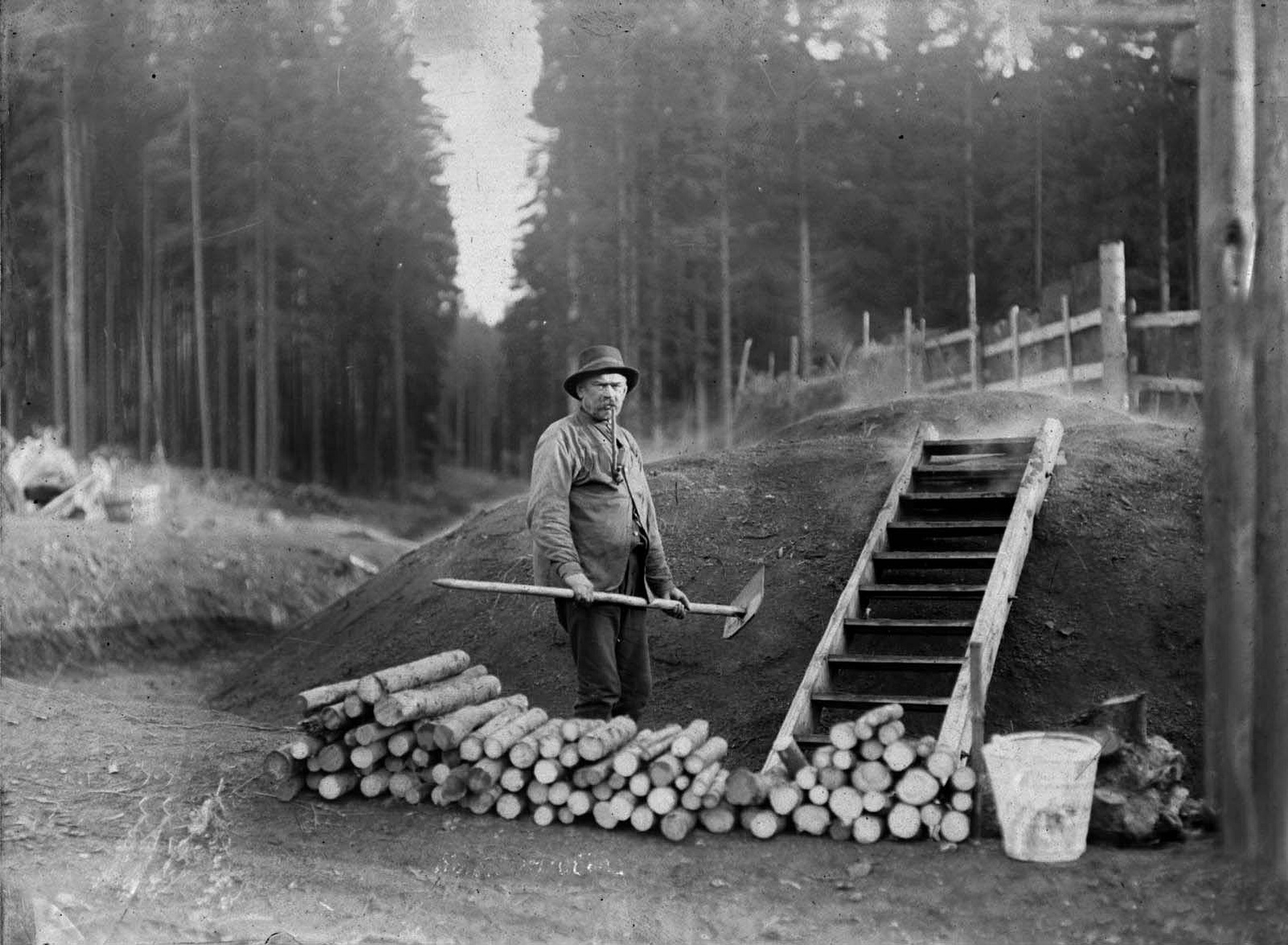 Kohlenmeiler im Steinbacher Revier (Steinbach um 1920) Fotograf: Hermann Krauße, Deutsche Fotothek