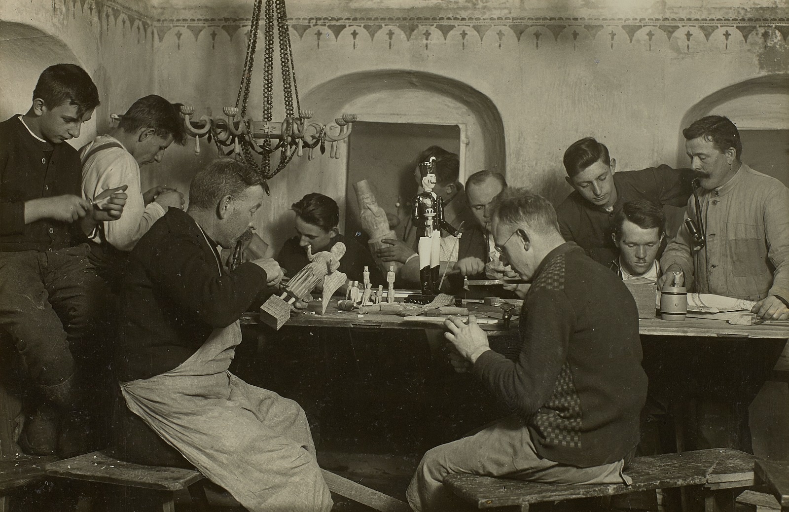 in der Schnitzerstube (Steinbach um 1920) Fotograf: Hermann Krauße, Deutsche Fotothek