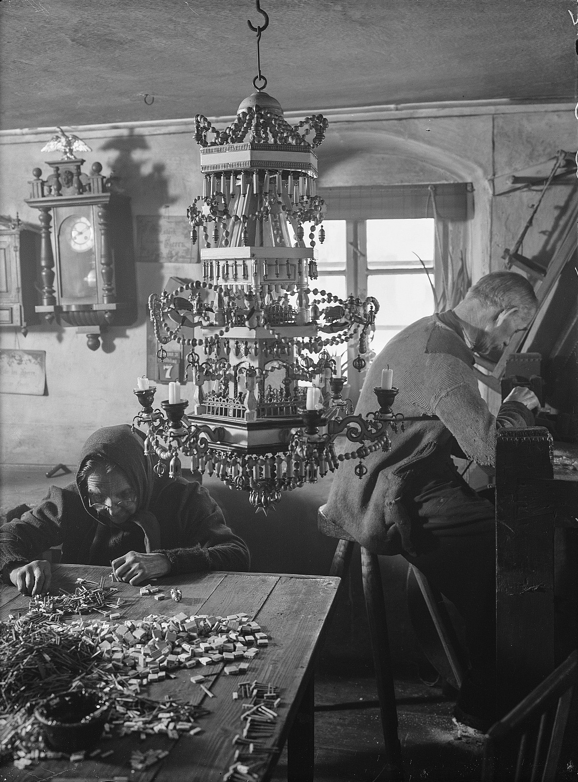 Spielzeugmacher Ehnold und Frau bei der Arbeit (Seiffen-Heidelberg um 1930) Fotograf: Max Nowak, Deutsche Fotothek