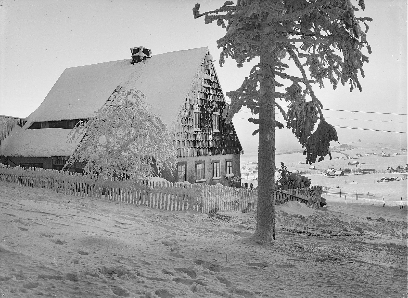 Blick über den Ortsteil Heidelberg zum Schwartenberg (um 1930) Fotograf: Max Nowak, Deutsche Fotothek