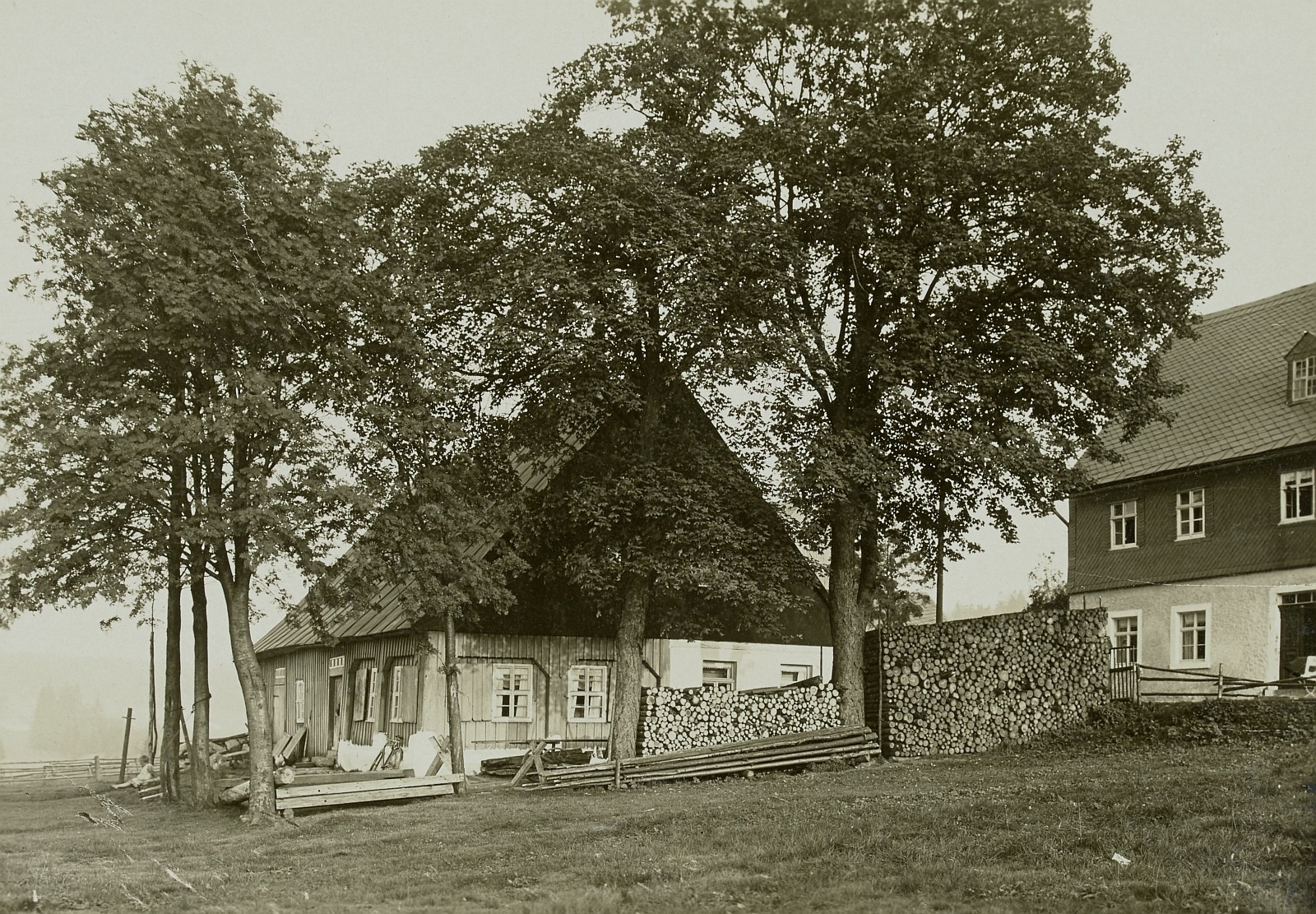 Erzgebirgshaus mit Holzverkleidung und sogenanntem UmgebindeCarlsfeld um 1925 Fotograf: Walter Möbius, Deutsche Fotothek